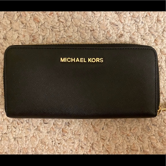 Michael Kors zipper Wallet - Picture 2 of 4